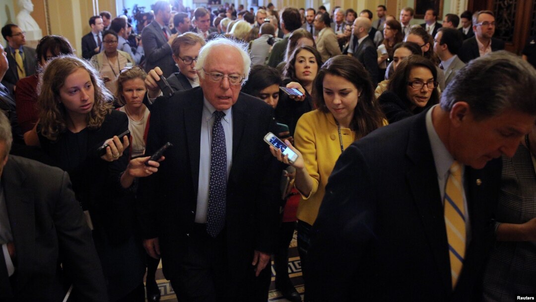 Durante el acto, Sanders habló sobre su nuevo libro, "The Revolution" ("La Revolución"), y cuestionó las ideas de Trump sobre el cambio climático.