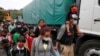 Paramédicos revisan el cuerpo de un niño migrante hondureño, que se ahogó mientras cruzaba las gélidas aguas del río Grande desde México hacia EE.UU. con su madre y su hermana, según medios locales, en Piedras Negras, México, el 17 de febrero de 2021.