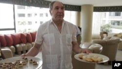 El expresidente de Ecuador, Abdalá Bucaram, en su residencia de Panamá, donde estuvo exiliado durante 20 años.