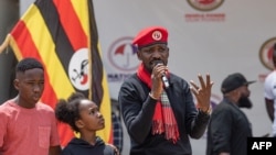 Bobi Wine (katikati), akitoa hotuba akiwa na binti yake Suubi na mtoto wake wa kiume Shadrack Mbogo huko Kampala on January 26, 2024. Picha na AFP 