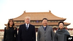 Từ trái sang: Đệ nhất Phu nhân Mỹ Melania Trump, Tổng thống Mỹ Donald Trump, Chủ tịch Trung Quốc Tập Cận Bình và Phu Nhân Bành Lệ Viện, tại Bắc Kinh, ngày 8/11/2017.