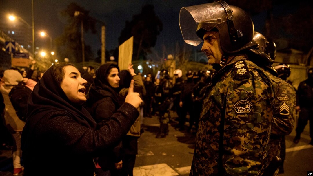 Manifestantes iraníes, entre ellos muchos estudiantes, protestan durante varios días, por la manera en que el gobierno manejó la información sobre el derribo del avión ucraniano en Teherán.