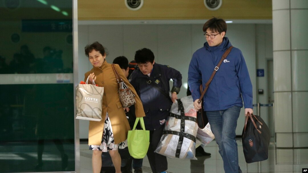 South Koreans arrive with their belongings from North Korea's Kaesong at the customs, immigration and quarantine office near the border village of Panmunjom, in Paju, north of Seoul, South Korea, April 9, 2013.