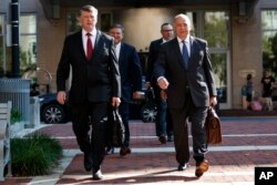 El equipo de defensa de Paul Manafort, incluyendo a Kevin Downing (izq.) y Thomas Zehnle (der.) llegan al juzgado Albert V. Bryan para el juicio del ex presidente de la campaña Trump, el 10 de agosto de 2018, en Alexandria, Virginia .