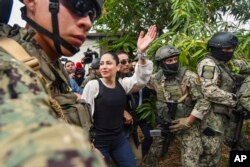 La candidata presidencial Luisa González, del Movimiento Revolucionario Ciudadano, llega a votar en una segunda vuelta electoral en Canuto, Ecuador, el domingo 15 de octubre de 2023. (Foto AP/Ariel Ochoa)