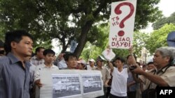 Biểu tình gần Ðại sứ quán Trung Quốc ở Hà Nội (hình chụp ngày 10/7/2011)