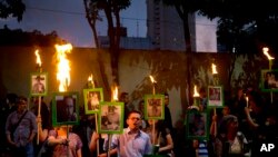Manifestantes piden justicia por el asesinato de un periodista en el estado de Sinaloa. 