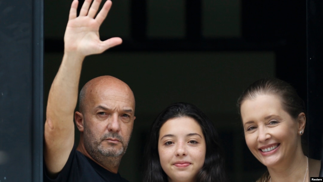 El excomisionado de la policía de Caracas, Iván Simonovis (L), saluda junto a su hija Ivana y su esposa Bony Pertinez en su casa en Caracas. Foto de archivo.