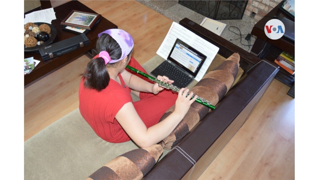 Mariana recibe sus clases de música en línea y eso es parte de su nueva rutina.