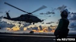 미 해군 소속 MH-60R 헬기가 남중국해상에서 로널드 레이건 항공모함에 착륙하고 있다. (자료사진)