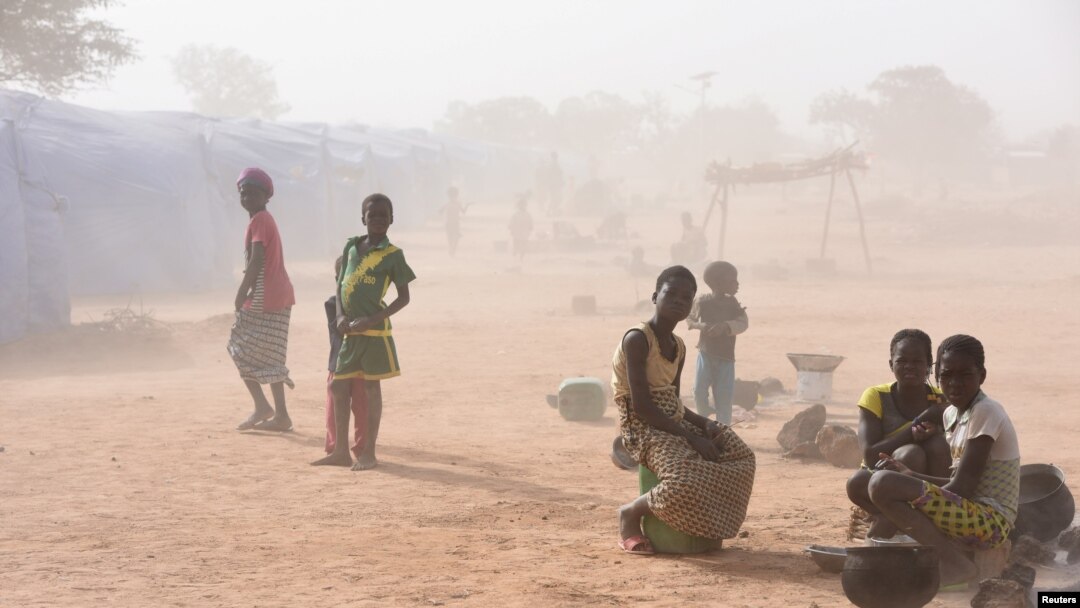 Watu wanaokimbia makwao kufuatia mashambulizi ya wapiganaji Burkina Faso