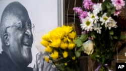 Maombolezo ya askofu Desmond Tutu kwenye kanisa la St. George's Cathedral huko Cape Town, South Africa, Dec. 26, 2021. 