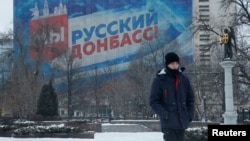 Biểu ngữ "Chúng ta là người Nga Donbass!" tại thành phố Donetsk, Ukraine, hiện nằm trong tay phiến quân (ảnh chụp hôm 24/1/2022).