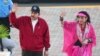 El presidente de Nicaragua Daniel Ortega y su esposa y vicepresidenta Rosario Murillo saludando a sus seguidores a su llegada a un acto para conmemorar el 44º aniversario de la Revolución Nicaragüense en Managua, en julio de 2023.