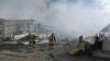 АРХИВА - Пожарникарите го изгаснаа пожарот по рускиот напад со дрон кој погоди магацини во Одеса, Украина, 11 март 2025 година.