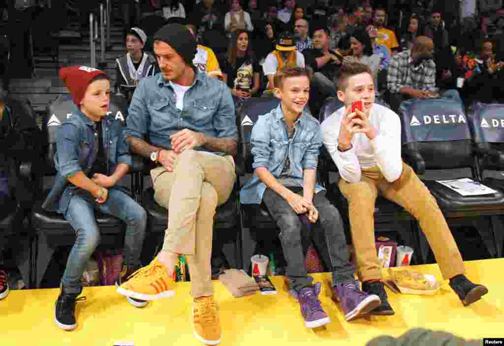 Beckham cùng ba con trai đến xem trận bóng rổ giữa đội Los Angeles Lakers và Phoenix Suns tại Los Angeles, 16 tháng 11, 2012.