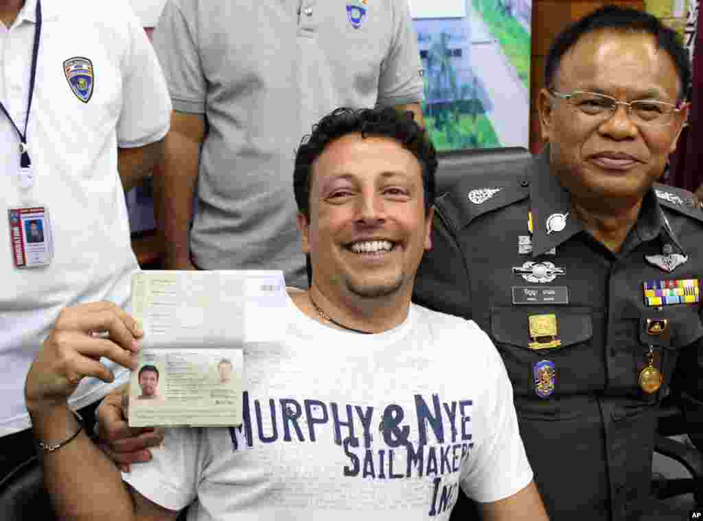 Ông Luigi Maraldi, công dân Ý, người có hộ chiếu bị đánh cắp mà một hành khách đã sử dụng để đáp chuyến bay MH370, tại văn phòng Cảnh sát ở tỉnh Phuket, miền nam Thái Lan.