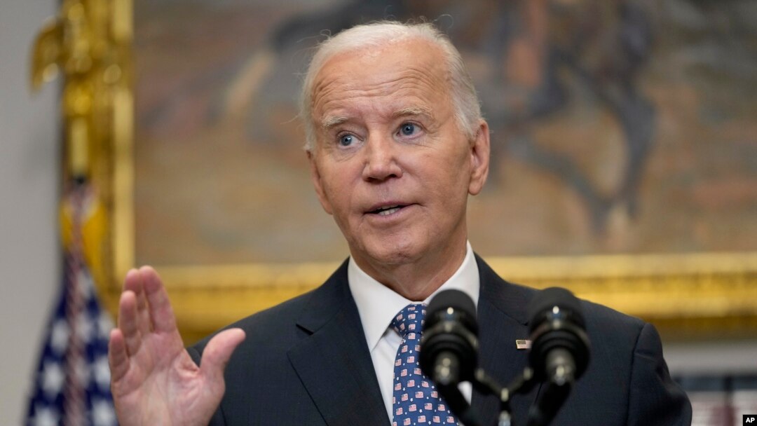 El presidente Joe Biden habla sobre las medidas de respuesta federal al huracán Helene, desde la Sala Roosevelt de la Casa Blanca en Washington, el lunes 30 de septiembre de 2024.