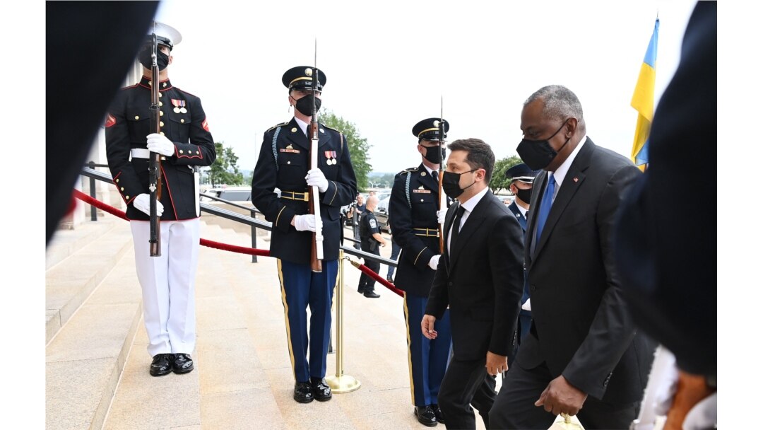 Waziri wa Ulinzi wa Marekani Lloyd Austin (R) akishiriki katika tafrija ya kumkaribisha Rais Volodymyr Zelensky, Pentagon, Washington, DC, Agosti 31, 2021.