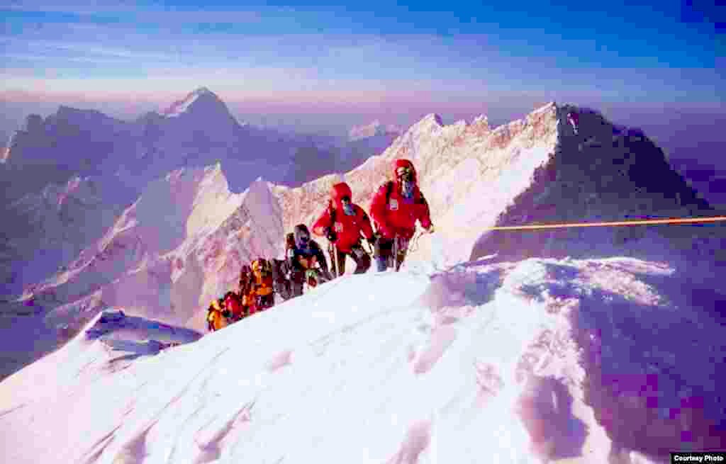 Ông Yuichiro Miura trên đường đến đỉnh Everest vào năm 2003. (Miura Dolphins)