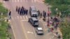 Policija na mestu pucnjave u Hajlend parku u pregrađu Čikaga (Foto:ABC affiliate WLS/ABC7 via REUTERS) 