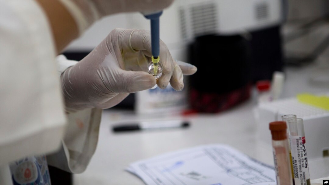 El doctor Orlando Crespo recomienda estar alerta a los síntomas para actuar de inmediato y seguir las recomendaciones de los CDC sobre los viajes a países donde el virus está activo, en especial de mujeres embarazadas.