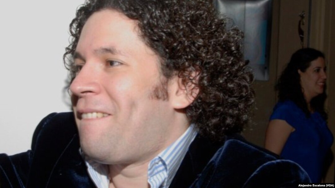 ARCHIVO- El director de la Filarmónica de Los Angeles, Gustavo Dudamel, luego de una presentación en el Kennedy Center para las Artes Escénicas. Washington, D.C., 19-5-2010.