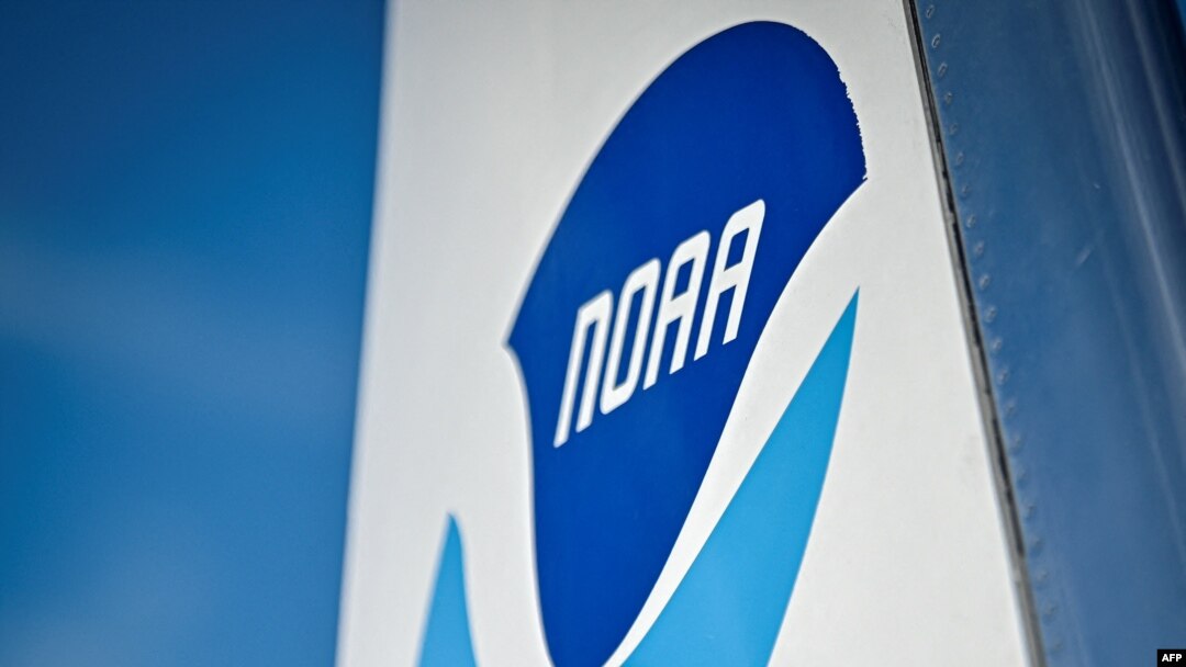 ARCHIVO - Una vista del logotipo de la Administración Nacional Oceánica y Atmosférica (NOAA) en el Centro Espacial Kennedy de la NASA en Cabo Cañaveral, Florida, el 25 de junio de 2024.