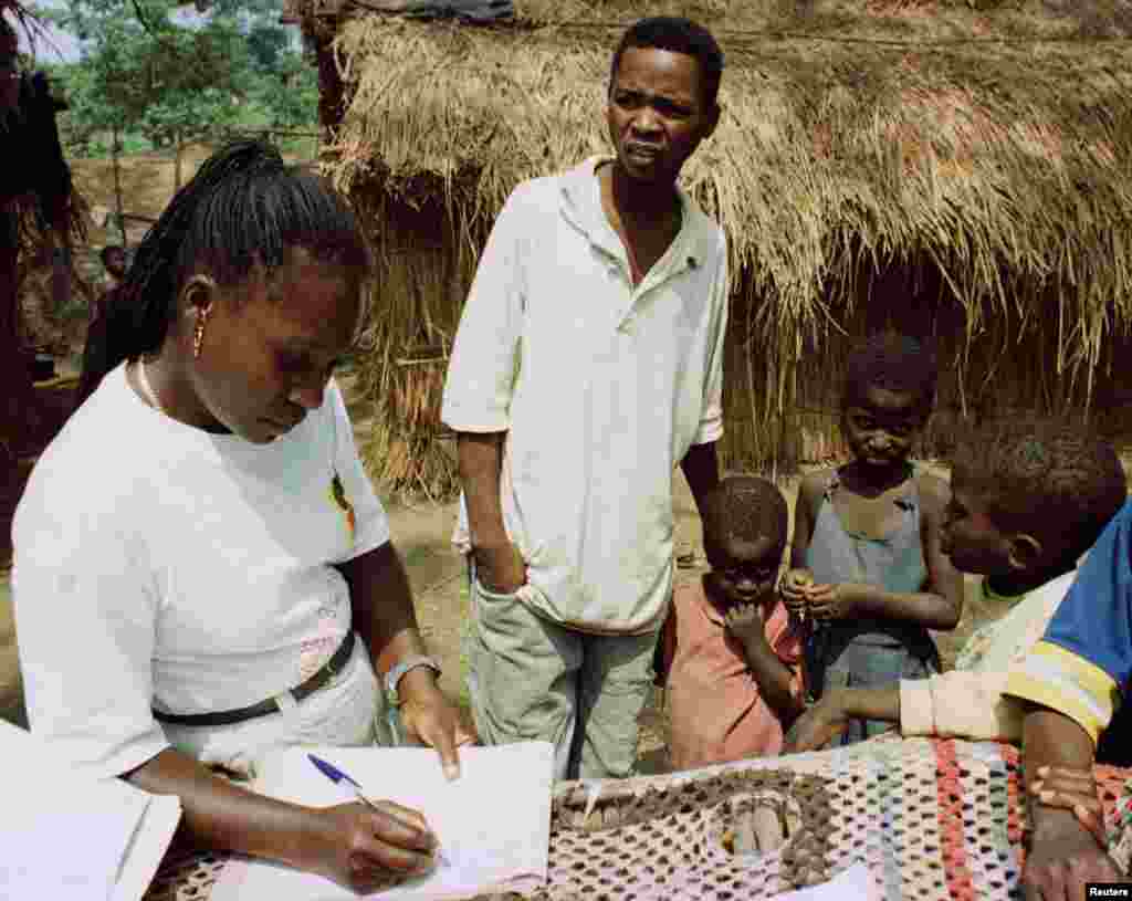 Em 1998, socorristas cadastram crianças que foram separadas de seus pais em um campo de refugiados a 60 quilômetros de Luanda, onde mais de 14 mil pessoas se refugiam da sangrenta guerra civil em Angola. 