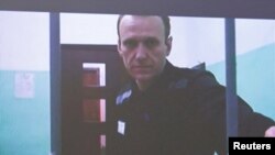 ARCHIVO- El político opositor ruso Alexei Navalny aparece en un enlace de video desde la colonia penal IK-6 en la región de Vladimir, durante una audiencia judicial, el 26 de septiembre de 2023.