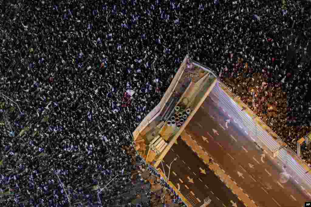Tens of thousands of Israelis protest against the plans by Prime Minister Benjamin Netanyahu's new government to overhaul the judicial system, in Tel Aviv, Jan. 21, 2023.