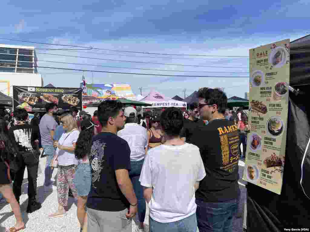 Fusiones de platos latinoamericanos y asiáticos como la Ropa Vieja Ramen, el Lechón Roll y las Croquetas Yakitori estuvieron entre las propuestas especiales de esta edición para celebrar el Año Nuevo Lunar y las tradiciones chinas en el festival de comida al aire libre Smorgasburg, en Miami, el 21 de enero de 2023. 