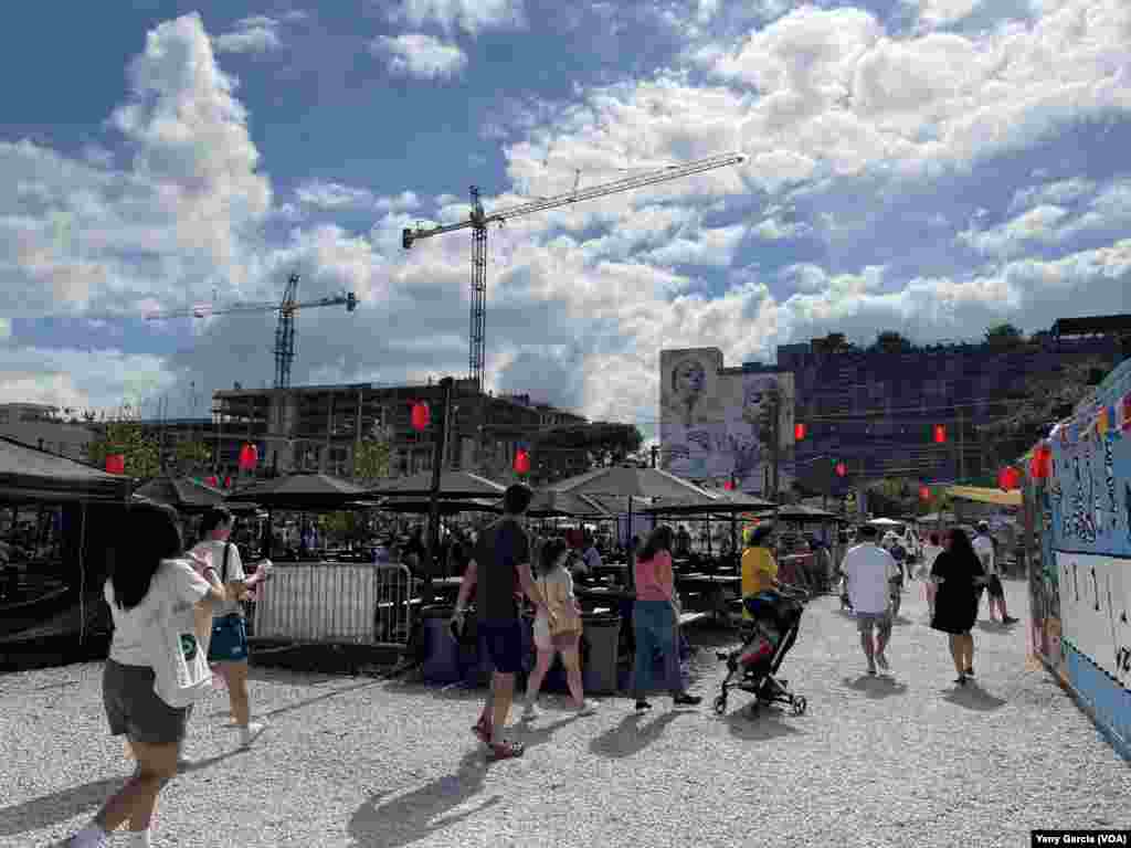 El festival de comida al aire libre Smorgasburg llegó al barrio de Wynwood, en Miami, hace un año. Desde entonces se ha convertido en una para obligada para locales y turistas cada fin de semana. El sábado 21 de enero el evento está dedicado a celebrar el Año Nuevo Lunar y las tradiciones chinas. 