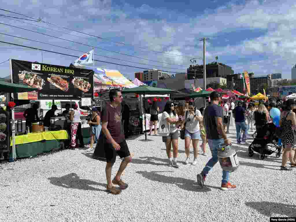 Entusiastas de la comida callejera disfrutan de platos de todas partes del mundo el sábado 21 de enero de 2023, en Wynwood, Miami, donde Smorgarsburg se ha convertido en uno de los festivales de comida al aire libre más populares desde su llegada a la ciudad hace un año.