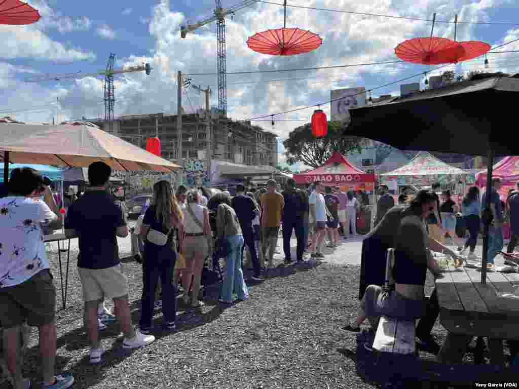Los panes bao chinos están entre lo más popular del festival de comida al aire libre Smorgasburg, en Miami. Esta edición especial dedicada al Año Nuevo Chino atrajo a gentes ávidas de probar creaciones asiáticas y fusiones con cocinas como la latinoamericana o la caribeña. 