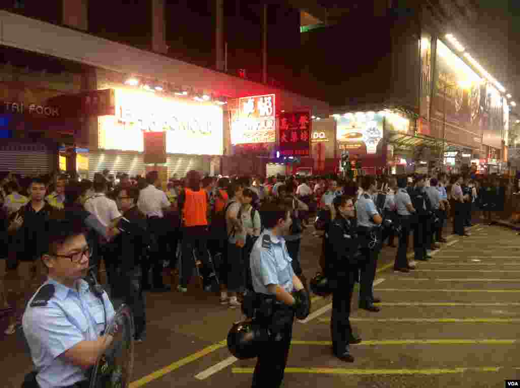 大批市民連續第二晚在旺角與警方「巷戰」 (美國之音海彥拍攝 )