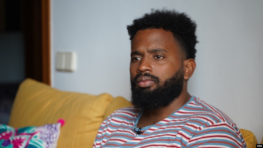 Cuban journalist Abraham Jimenez Enoa, in Barcelona, Spain. (Alfonso Beato/VOA)
