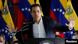 El líder opositor de Venezuela, Juan Guaidó, se dirige a la prensa tras denunciar una agresión a su persona el 11 de junio por parte de presuntos miembros del Partido Socialista Unido de Venezuela (PSUV), en Caracas, el 14 de junio de 2022.