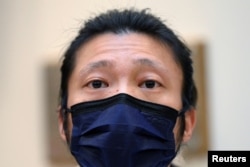 被中國駐曼徹斯特領事館工作人員扯入領館院內毆打的示威者鮑伯（Bob Chan）在倫敦的記者會上。（2022年10月19日）
