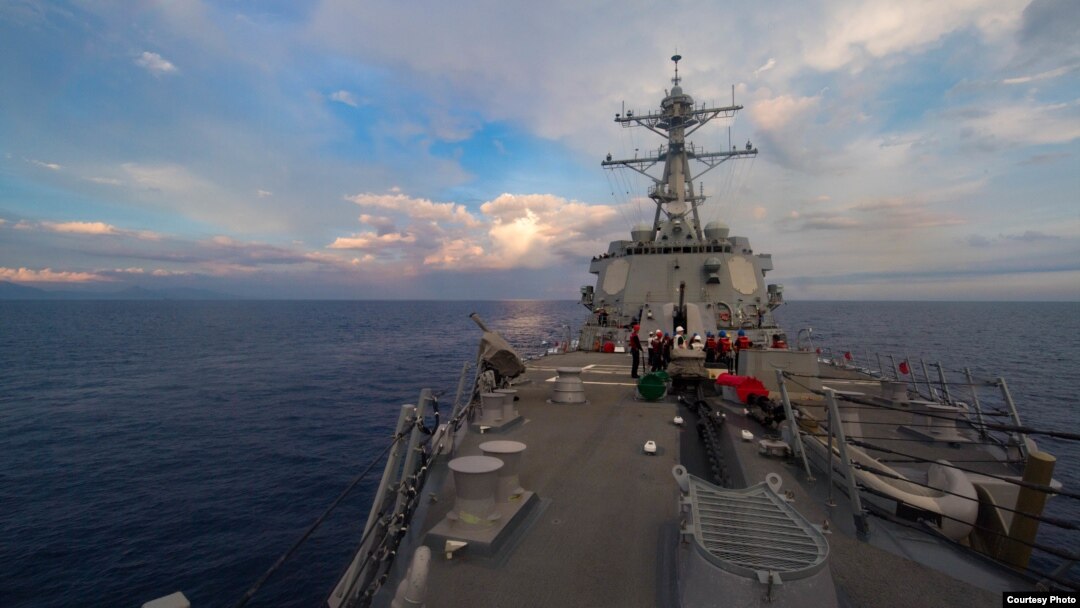 美軍杜威號導彈驅逐艦2017年5月6日在南中國海巡航。（美國海軍照片）