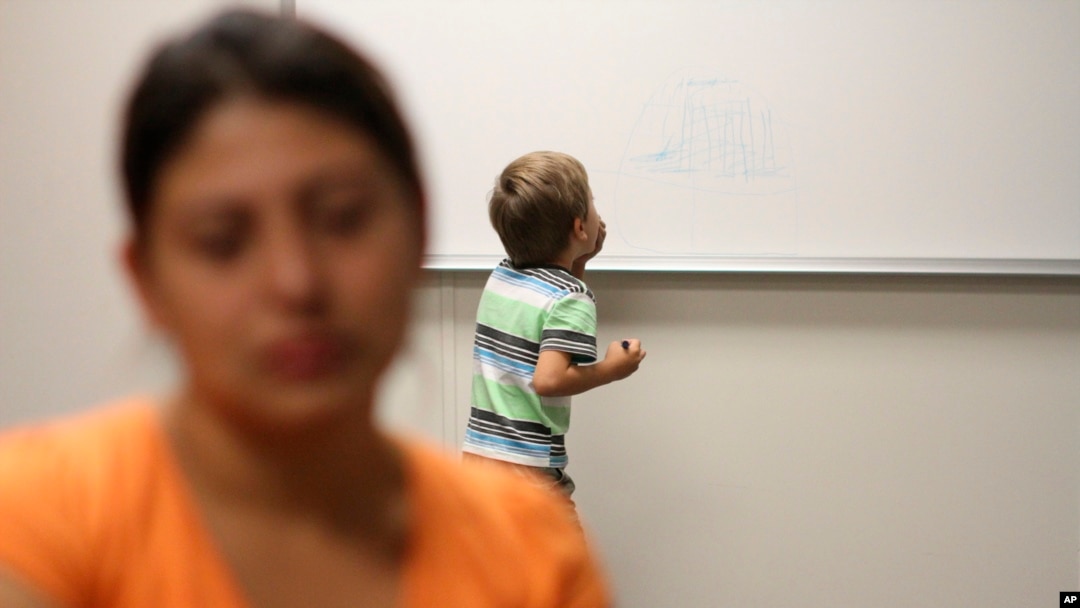 Un juez de inmigración de la ciudad de Nueva York señaló que para hablar con los menores en las cortes se quitan las togas para reducir la ansiedad porque para ellos puede convertirse en una situación muy intimidante.