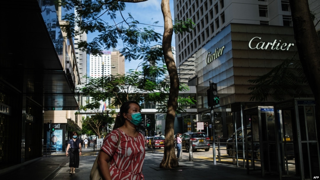 行人佩戴口罩走過香港中環的街道。（2020年7月16日）