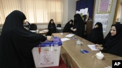 Cử tri Tehran đi bỏ phiếu trong cuộc bầu cử quốc hội Iran vòng 2