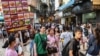 這張照片拍攝於2023年10月3日，顯示的是中國游客在10月初國慶黃金周期間前往澳門旅游。（法新社）