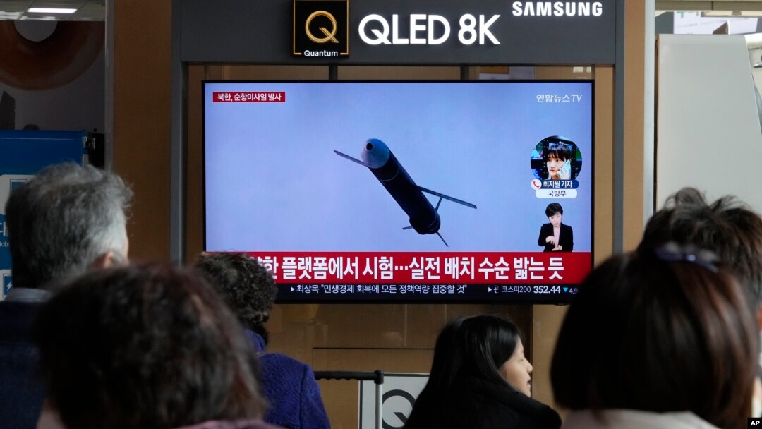 Una pantalla de televisión muestra una imagen de archivo del lanzamiento de un misil por parte de Corea del Norte durante un noticiero en la estación de tren de Seúl, Corea del Sur, el 14 de febrero de 2024.