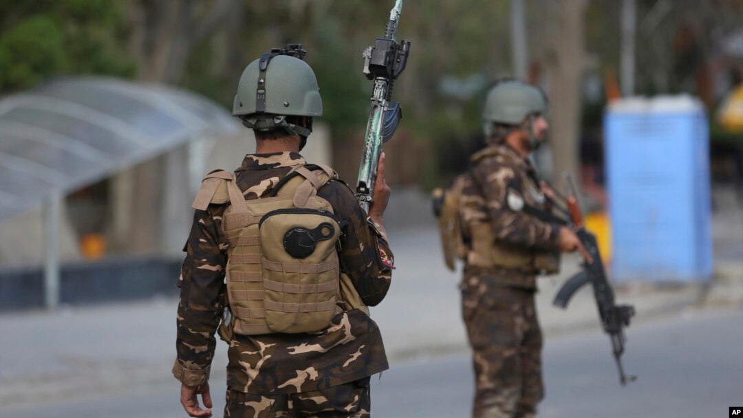 Personal de seguridad afgano llega al Ministerio de Telecomunicaciones durante un tiroteo con insurgentes en Kabul, Afganistán, el sábado 20 de abril de 2019.