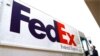 Avión de FedEx hace aterrizaje de emergencia tras choque con ave e incendio de motor