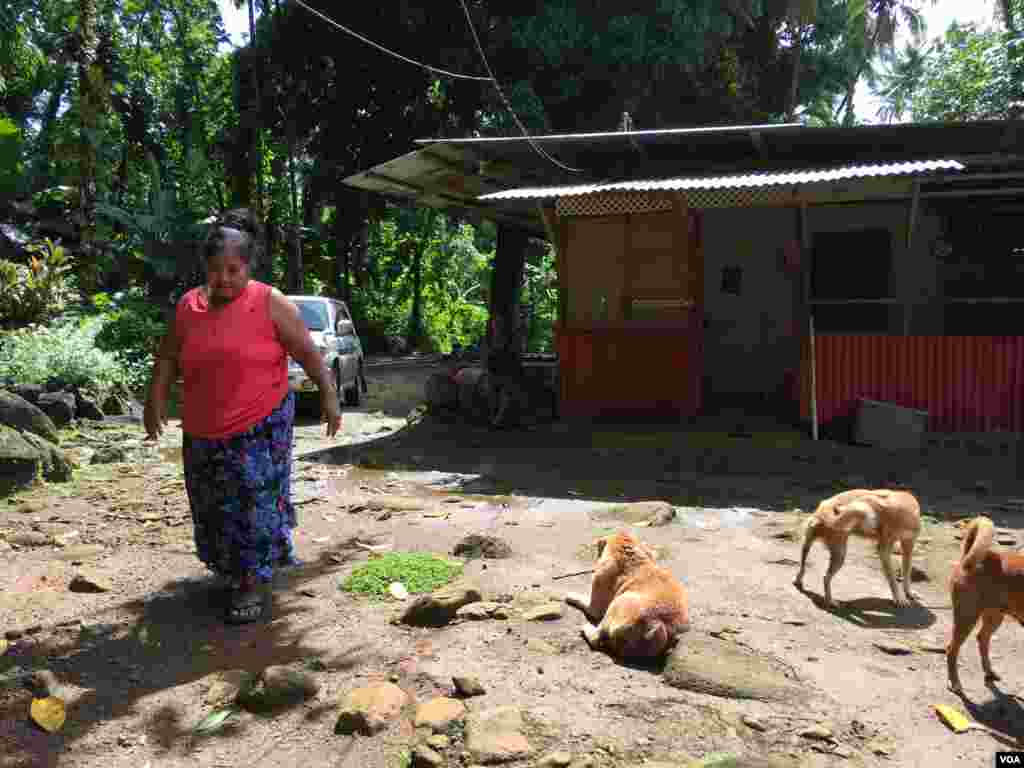 Linda Immnuel đi lại trong phần sân nhà của bà ở Kitti, phía nam Pohnpei, Liên bang Micronesia, ngày 27 tháng 4, 2017. Con cái của bà hiện đang sinh sống tại Thành phố Kansas thuộc bang Missouri ở Mỹ. 