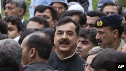 Thủ tướng Gilani (giữa) của Pakistan rời trụ sở Tối cao Pháp viện ở Islamabad hôm 26/4/12