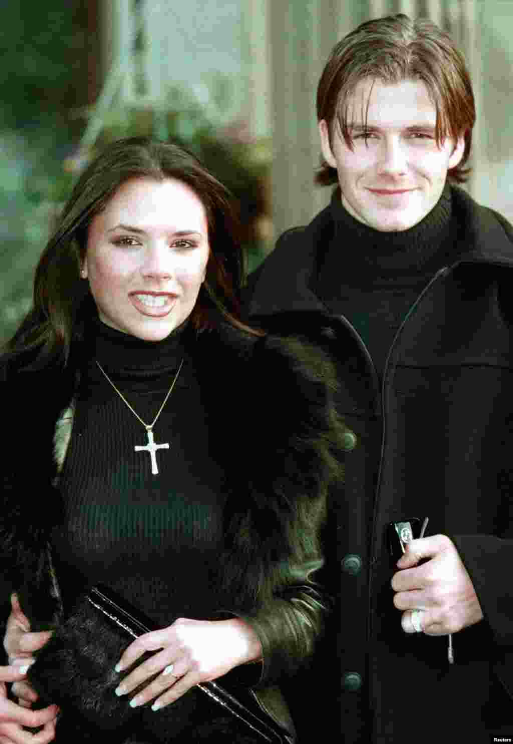 Nữ ca sĩ Victoria Adams chụp ảnh cùng hôn phu Beckham, ngày 25 tháng 1, 1998.